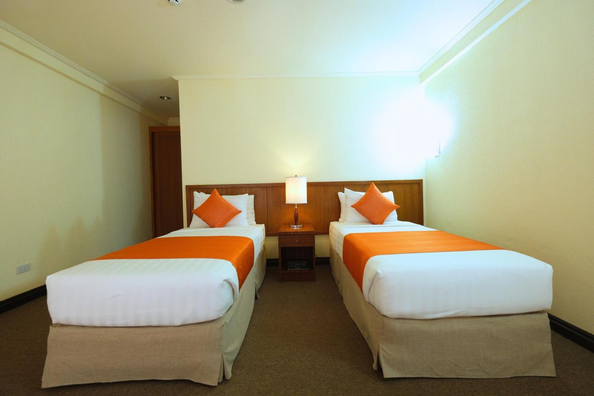 The Suites At Mount Malarayat Lipa City Exterior photo