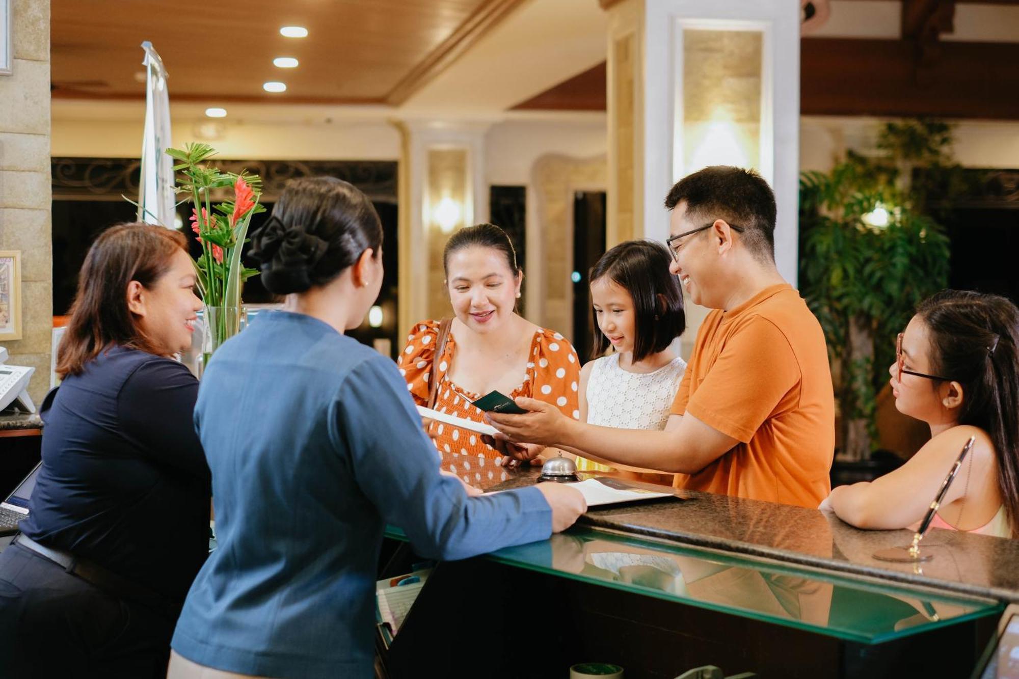 The Suites At Mount Malarayat Lipa City Exterior photo