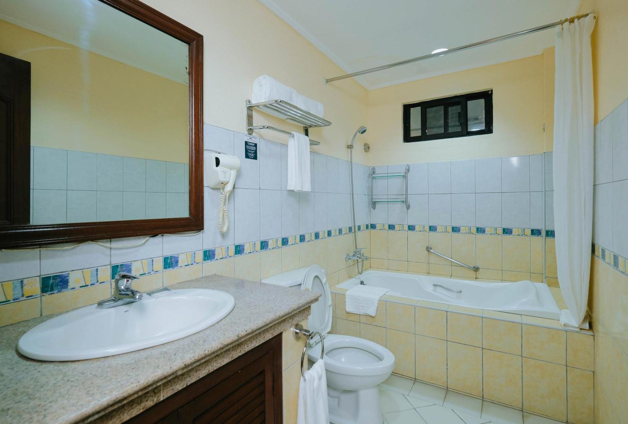 The Suites At Mount Malarayat Lipa City Exterior photo